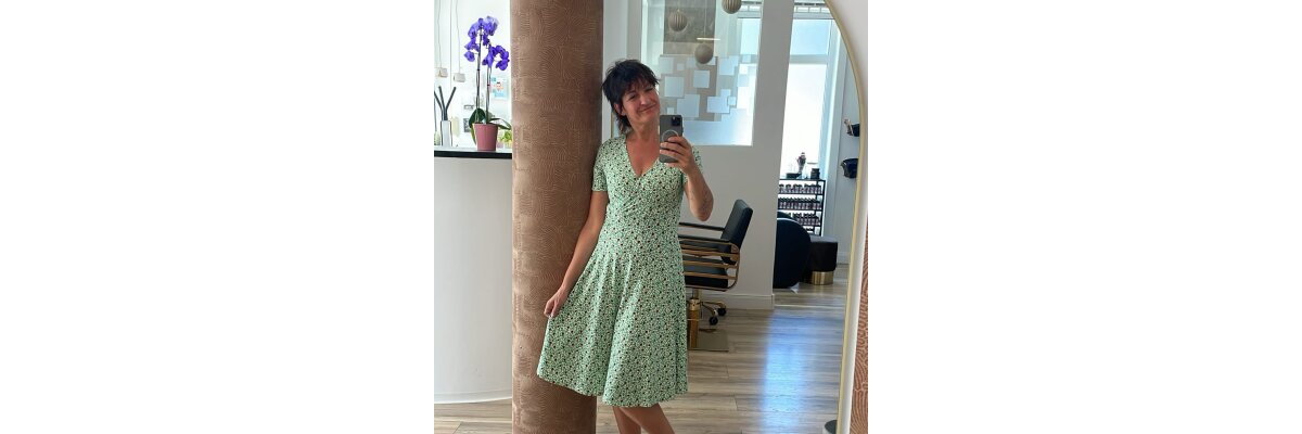 Sommerlich, feminin und einfach wunderschön! ☀️ - Blutsgeschwister Sommerkleid mit Blumenprint in Mint