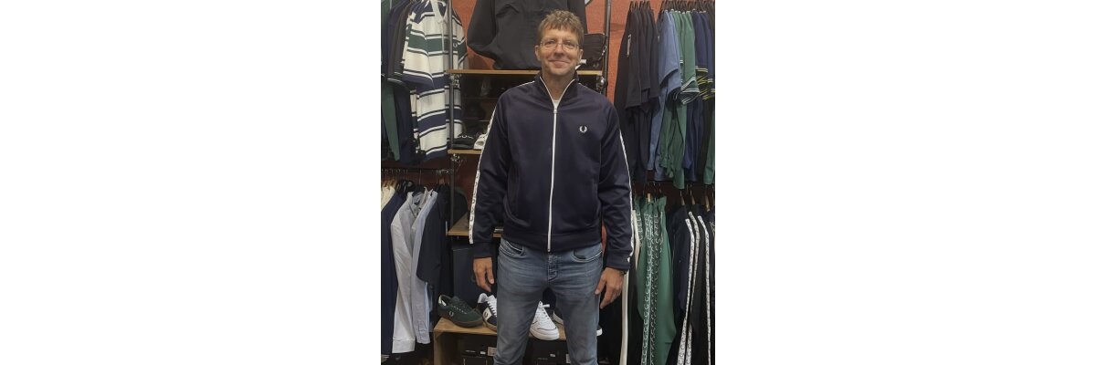 Unser Kunde zeigt seinen neuen Fred Perry Look – stilvolle Herrenjacke mit britischem Charakter - Fred Perry Herrenjacke | Britischer Style im Alltag