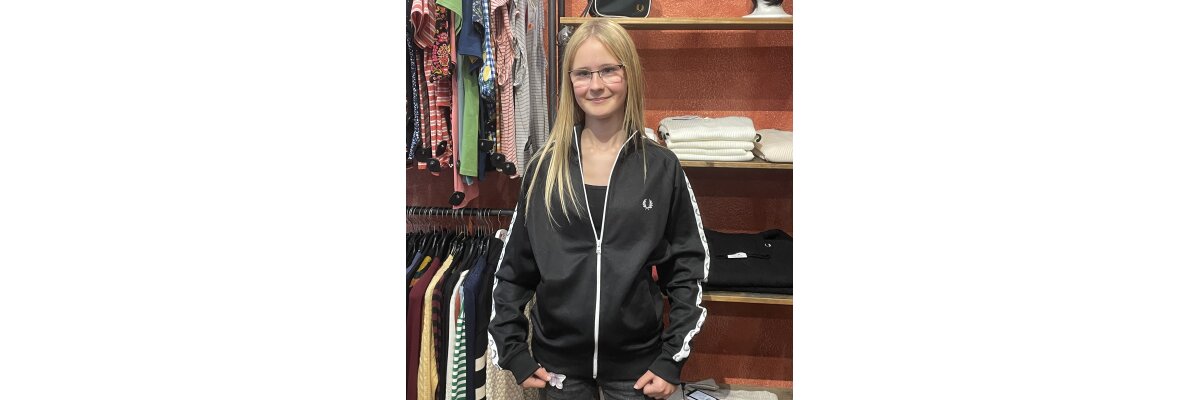 Unsere Kundin trägt Fred Perry – Zeitloser Stil mit Kultstatus - Unsere Kundin im Fred Perry Track Jacket | Lucky Rebel